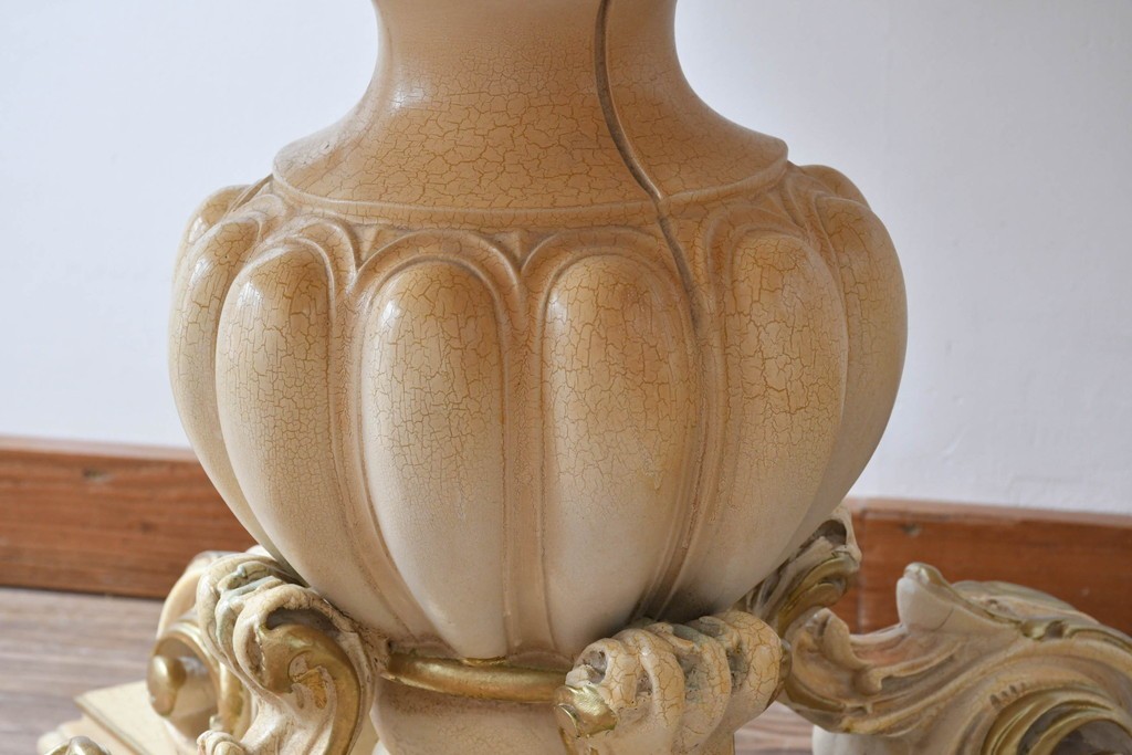 ヨーロッパビンテージ　イタリア輸入家具　ロココ調　見事な彫刻と天板の花の絵が優雅なダイニングテーブル　(R-052878)