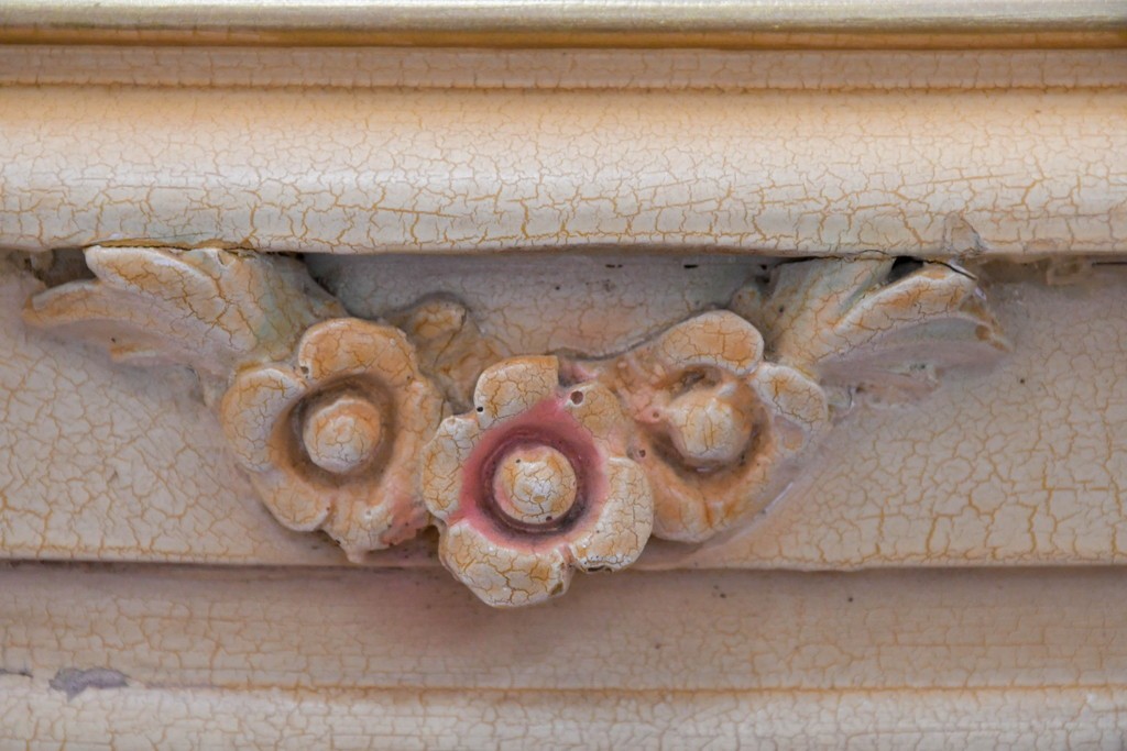 ヨーロッパビンテージ　イタリア輸入家具　ロココ調　見事な彫刻と天板の花の絵が優雅なダイニングテーブル　(R-052878)