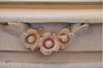 ヨーロッパビンテージ　イタリア輸入家具　ロココ調　見事な彫刻と天板の花の絵が優雅なダイニングテーブル　(R-052878)