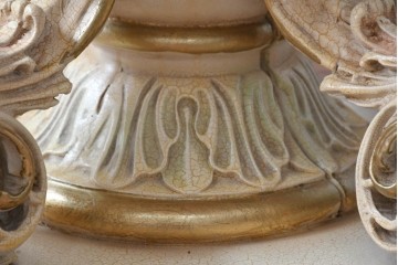 ヨーロッパビンテージ　イタリア輸入家具　ロココ調　見事な彫刻と天板の花の絵が優雅なダイニングテーブル　(R-052878)