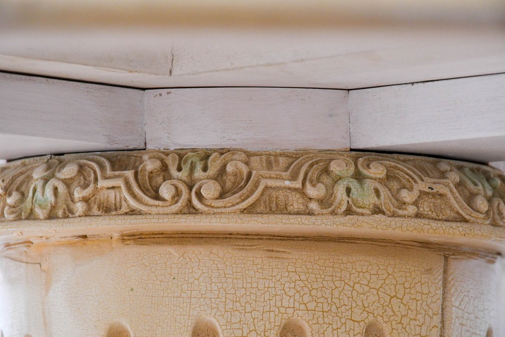 ヨーロッパビンテージ　イタリア輸入家具　ロココ調　見事な彫刻と天板の花の絵が優雅なダイニングテーブル　(R-052878)