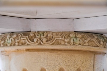 ヨーロッパビンテージ　イタリア輸入家具　ロココ調　見事な彫刻と天板の花の絵が優雅なダイニングテーブル　(R-052878)