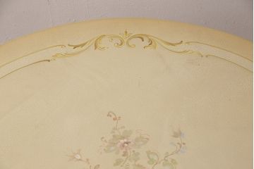 ヨーロッパビンテージ　イタリア輸入家具　ロココ調　見事な彫刻と天板の花の絵が優雅なダイニングテーブル(ラウンドテーブル、ヴィンテージ)(R-052878)