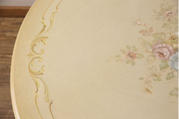 ヨーロッパビンテージ　イタリア輸入家具　ロココ調　見事な彫刻と天板の花の絵が優雅なダイニングテーブル(ラウンドテーブル、ヴィンテージ)(R-052878)