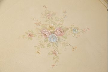ヨーロッパビンテージ　イタリア輸入家具　ロココ調　見事な彫刻と天板の花の絵が優雅なダイニングテーブル(ラウンドテーブル、ヴィンテージ)(R-052878)