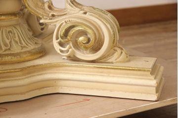 ヨーロッパビンテージ　イタリア輸入家具　ロココ調　見事な彫刻と天板の花の絵が優雅なダイニングテーブル(ラウンドテーブル、ヴィンテージ)(R-052878)