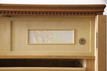 和製ビンテージ　内部桐材　クラシカルなデザインが目を引く、彫刻入りの上質な洋風和タンス(桐箪笥、桐たんす、衣装箪笥、着物箪笥、ヴィンテージ)(R-052881)