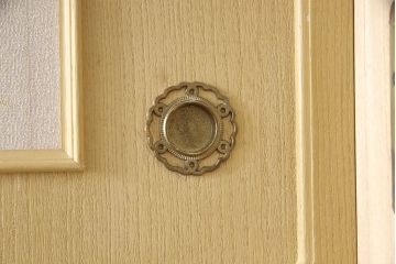 和製ビンテージ　内部桐材　クラシカルなデザインが目を引く、彫刻入りの上質な洋風和タンス(桐箪笥、桐たんす、衣装箪笥、着物箪笥、ヴィンテージ)(R-052881)