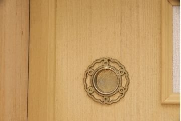 和製ビンテージ　内部桐材　クラシカルなデザインが目を引く、彫刻入りの上質な洋風和タンス(桐箪笥、桐たんす、衣装箪笥、着物箪笥、ヴィンテージ)(R-052881)