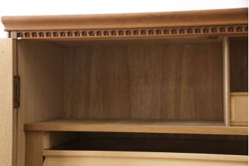 和製ビンテージ　内部桐材　クラシカルなデザインが目を引く、彫刻入りの上質な洋風和タンス(桐箪笥、桐たんす、衣装箪笥、着物箪笥、ヴィンテージ)(R-052881)