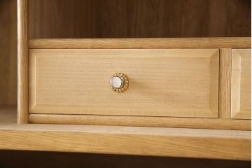 和製ビンテージ　内部桐材　クラシカルなデザインが目を引く、彫刻入りの上質な洋風和タンス(桐箪笥、桐たんす、衣装箪笥、着物箪笥、ヴィンテージ)(R-052881)