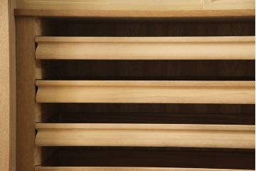 和製ビンテージ　内部桐材　クラシカルなデザインが目を引く、彫刻入りの上質な洋風和タンス(桐箪笥、桐たんす、衣装箪笥、着物箪笥、ヴィンテージ)(R-052881)