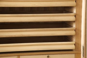 和製ビンテージ　内部桐材　クラシカルなデザインが目を引く、彫刻入りの上質な洋風和タンス(桐箪笥、桐たんす、衣装箪笥、着物箪笥、ヴィンテージ)(R-052881)