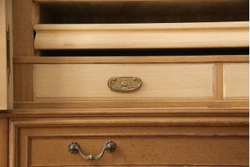 和製ビンテージ　内部桐材　クラシカルなデザインが目を引く、彫刻入りの上質な洋風和タンス(桐箪笥、桐たんす、衣装箪笥、着物箪笥、ヴィンテージ)(R-052881)