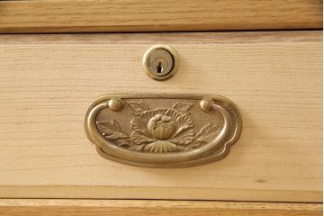 和製ビンテージ　内部桐材　クラシカルなデザインが目を引く、彫刻入りの上質な洋風和タンス(桐箪笥、桐たんす、衣装箪笥、着物箪笥、ヴィンテージ)(R-052881)