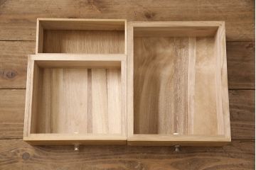 和製ビンテージ　内部桐材　クラシカルなデザインが目を引く、彫刻入りの上質な洋風和タンス(桐箪笥、桐たんす、衣装箪笥、着物箪笥、ヴィンテージ)(R-052881)