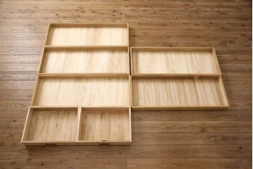 和製ビンテージ　内部桐材　クラシカルなデザインが目を引く、彫刻入りの上質な洋風和タンス(桐箪笥、桐たんす、衣装箪笥、着物箪笥、ヴィンテージ)(R-052881)