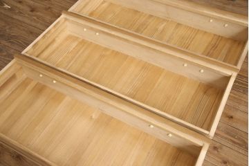 和製ビンテージ　内部桐材　クラシカルなデザインが目を引く、彫刻入りの上質な洋風和タンス(桐箪笥、桐たんす、衣装箪笥、着物箪笥、ヴィンテージ)(R-052881)