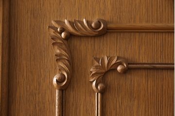 和製ビンテージ　内部桐材　クラシカルなデザインが目を引く、彫刻入りの上質な洋風和タンス(桐箪笥、桐たんす、衣装箪笥、着物箪笥、ヴィンテージ)(R-052881)
