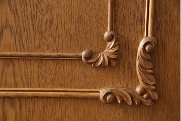 和製ビンテージ　内部桐材　クラシカルなデザインが目を引く、彫刻入りの上質な洋風和タンス(桐箪笥、桐たんす、衣装箪笥、着物箪笥、ヴィンテージ)(R-052881)