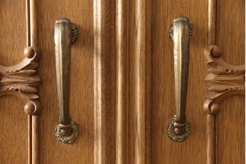 和製ビンテージ　内部桐材　クラシカルなデザインが目を引く、彫刻入りの上質な洋風和タンス(桐箪笥、桐たんす、衣装箪笥、着物箪笥、ヴィンテージ)(R-052881)