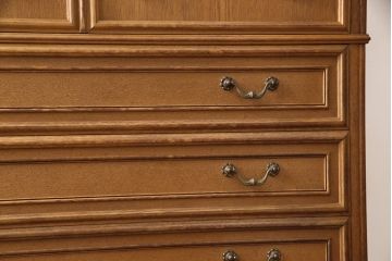 和製ビンテージ　内部桐材　クラシカルなデザインが目を引く、彫刻入りの上質な洋風和タンス(桐箪笥、桐たんす、衣装箪笥、着物箪笥、ヴィンテージ)(R-052881)