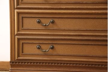 和製ビンテージ　内部桐材　クラシカルなデザインが目を引く、彫刻入りの上質な洋風和タンス(桐箪笥、桐たんす、衣装箪笥、着物箪笥、ヴィンテージ)(R-052881)
