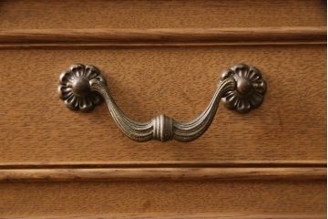 和製ビンテージ　内部桐材　クラシカルなデザインが目を引く、彫刻入りの上質な洋風和タンス(桐箪笥、桐たんす、衣装箪笥、着物箪笥、ヴィンテージ)(R-052881)