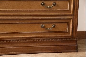 和製ビンテージ　内部桐材　クラシカルなデザインが目を引く、彫刻入りの上質な洋風和タンス(桐箪笥、桐たんす、衣装箪笥、着物箪笥、ヴィンテージ)(R-052881)