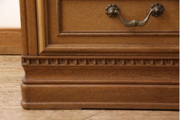和製ビンテージ　内部桐材　クラシカルなデザインが目を引く、彫刻入りの上質な洋風和タンス(桐箪笥、桐たんす、衣装箪笥、着物箪笥、ヴィンテージ)(R-052881)