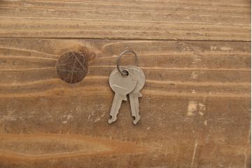 和製ビンテージ　内部桐材　クラシカルなデザインが目を引く、彫刻入りの上質な洋風和タンス(桐箪笥、桐たんす、衣装箪笥、着物箪笥、ヴィンテージ)(R-052881)