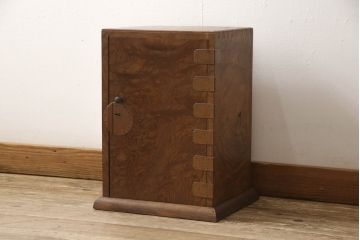 和製アンティーク　極上品　総ケヤキ材　玉杢　上質な和の空間にぴったりな扉付き小引き出し(掛硯型、懸硯型、船箪笥、小物収納、卓上収納)(R-052903)