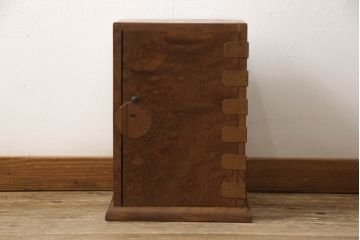 和製アンティーク　極上品　総ケヤキ材　玉杢　上質な和の空間にぴったりな扉付き小引き出し(掛硯型、懸硯型、船箪笥、小物収納、卓上収納)(R-052903)