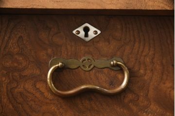 和製アンティーク　極上品　総ケヤキ材　玉杢　上質な和の空間にぴったりな扉付き小引き出し(掛硯型、懸硯型、船箪笥、小物収納、卓上収納)(R-052903)