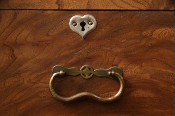 和製アンティーク　極上品　総ケヤキ材　玉杢　上質な和の空間にぴったりな扉付き小引き出し(掛硯型、懸硯型、船箪笥、小物収納、卓上収納)(R-052903)