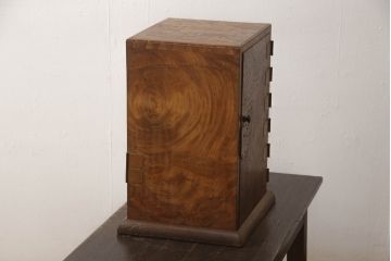 和製アンティーク　極上品　総ケヤキ材　玉杢　上質な和の空間にぴったりな扉付き小引き出し(掛硯型、懸硯型、船箪笥、小物収納、卓上収納)(R-052903)
