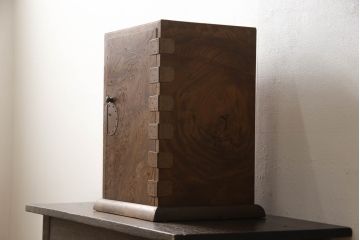 和製アンティーク　極上品　総ケヤキ材　玉杢　上質な和の空間にぴったりな扉付き小引き出し(掛硯型、懸硯型、船箪笥、小物収納、卓上収納)(R-052903)