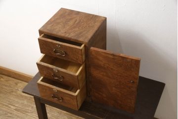 和製アンティーク　極上品　総ケヤキ材　玉杢　上質な和の空間にぴったりな扉付き小引き出し(掛硯型、懸硯型、船箪笥、小物収納、卓上収納)(R-052903)