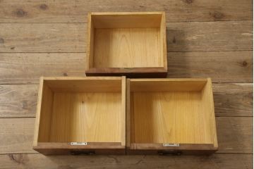 和製アンティーク　極上品　総ケヤキ材　玉杢　上質な和の空間にぴったりな扉付き小引き出し(掛硯型、懸硯型、船箪笥、小物収納、卓上収納)(R-052903)