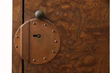 和製アンティーク　極上品　総ケヤキ材　玉杢　上質な和の空間にぴったりな扉付き小引き出し(掛硯型、懸硯型、船箪笥、小物収納、卓上収納)(R-052903)