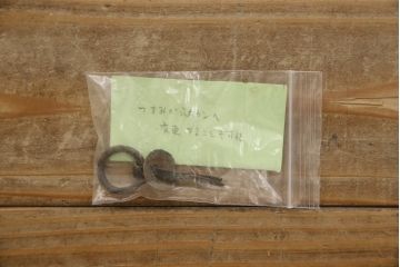 和製アンティーク　極上品　総ケヤキ材　玉杢　上質な和の空間にぴったりな扉付き小引き出し(掛硯型、懸硯型、船箪笥、小物収納、卓上収納)(R-052903)