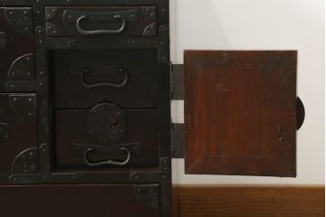 和製アンティーク　ヒノキ材　重厚感漂う最上地方の小箪笥(引き出し、小タンス、チェスト)(R-052911)
