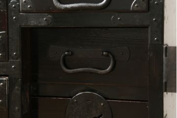 和製アンティーク　ヒノキ材　重厚感漂う最上地方の小箪笥(引き出し、小タンス、チェスト)(R-052911)