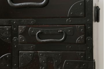 和製アンティーク　ヒノキ材　重厚感漂う最上地方の小箪笥(引き出し、小タンス、チェスト)(R-052911)