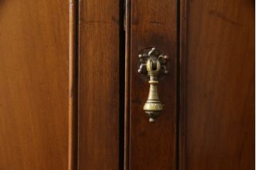 イギリスアンティーク　マホガニー材　猫脚が優雅な雰囲気を醸し出すサイドボード(キャビネット、収納棚)(R-052928)