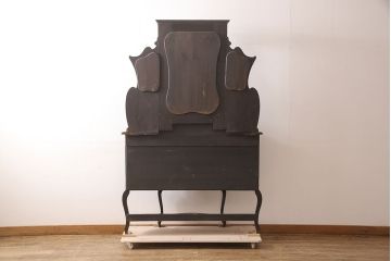 イギリスアンティーク　ウォールナット材　細やかな彫刻と曲線のデザインが優雅なパーラーキャビネット(飾り棚、戸棚、ミラー)(R-052930)