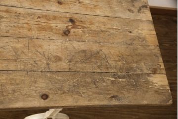 中古　ナチュラルな雰囲気がかわいらしいアンティーク風鉄脚テーブル(作業台、デスク、在宅ワーク、在宅用)(R-052933)