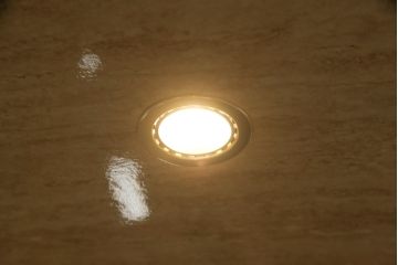 中古　イタリア輸入家具　クラシカルな佇まいが魅力的な縦型キャビネット(ガラスケース、キュリオケース、飾り棚)(R-052934)