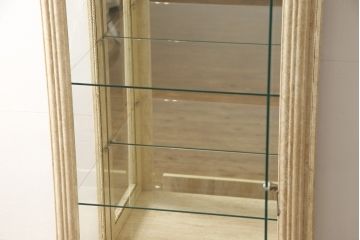 中古　イタリア輸入家具　クラシカルな佇まいが魅力的な縦型キャビネット(ガラスケース、キュリオケース、飾り棚)(R-052934)