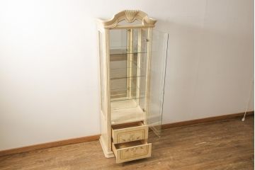中古　イタリア輸入家具　クラシカルな佇まいが魅力的な縦型キャビネット(ガラスケース、キュリオケース、飾り棚)(R-052934)